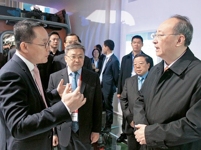  四川省委副书记、省长尹力在2016年西博会莅临成都展馆公海赌船有轨电车展区